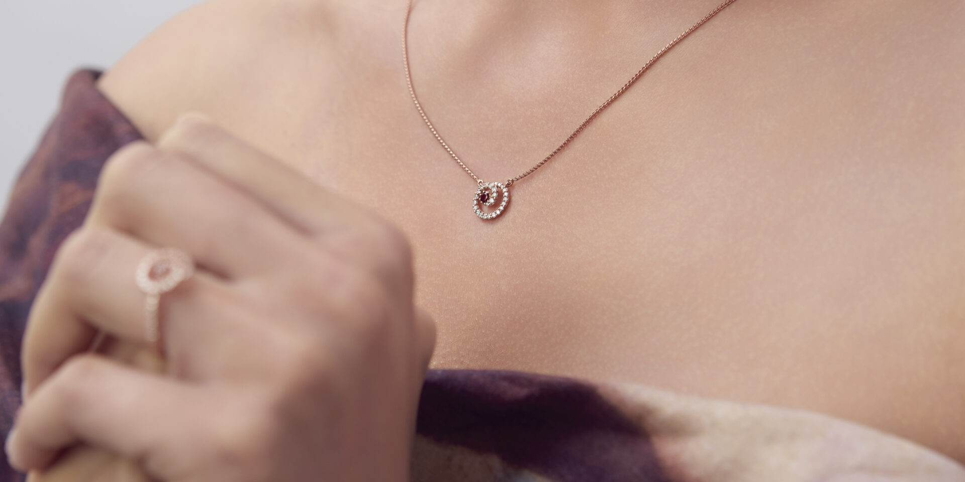 Rose gold garnet pendant DG4709